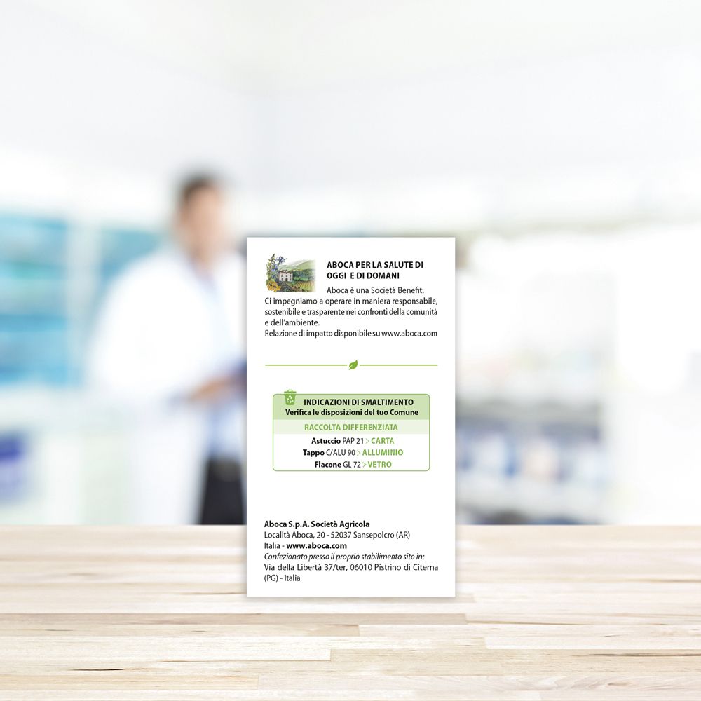 Retro scatola Carbone Vegetale. Testo: informazioni Aboca, indicazioni smaltimento. Sfondo sfocato.