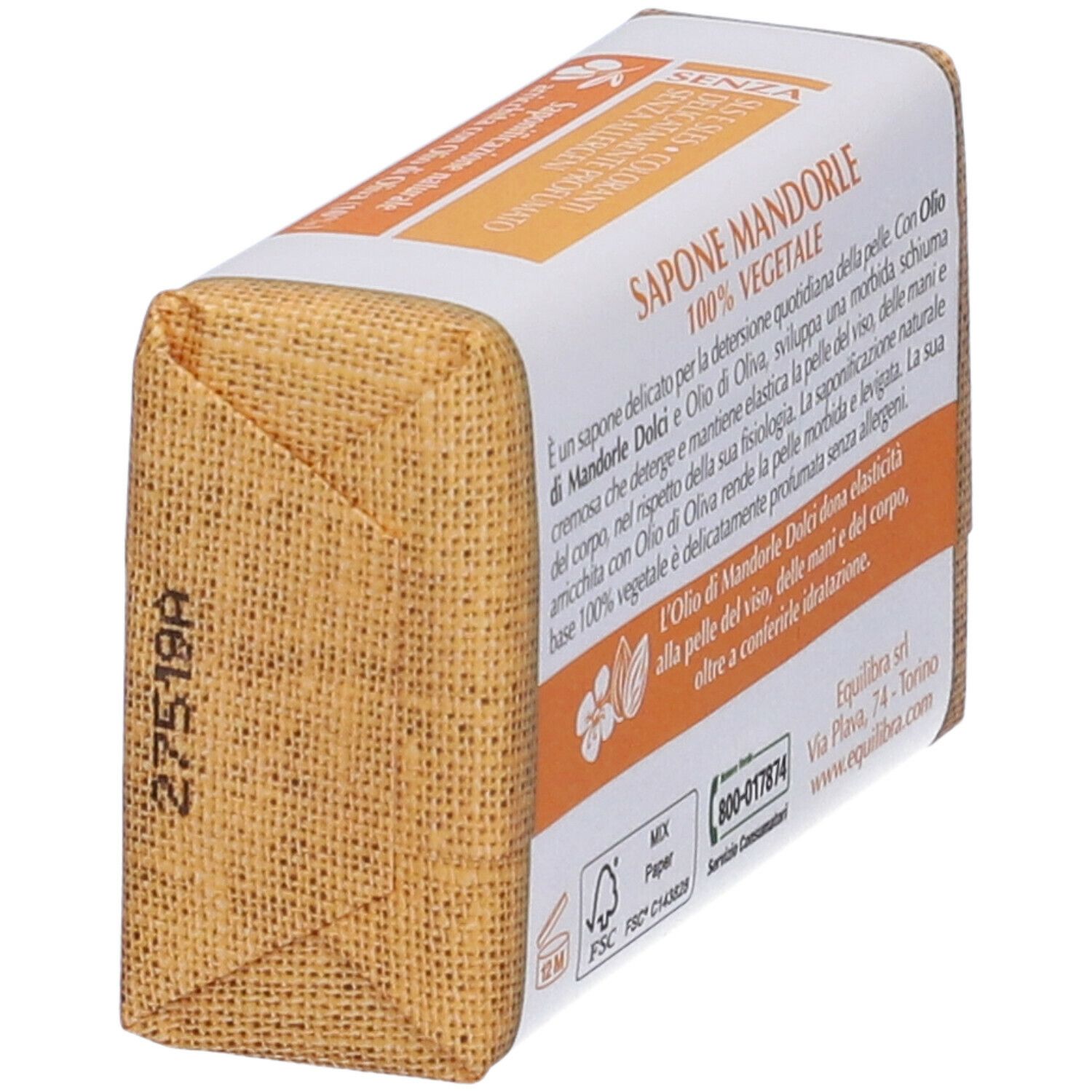 Confezione di sapone, vista obliqua laterale. Scritta: Sapone Mandorle 100% Vegetale. Confezionato in tessuto di lino. Codice 27519A.