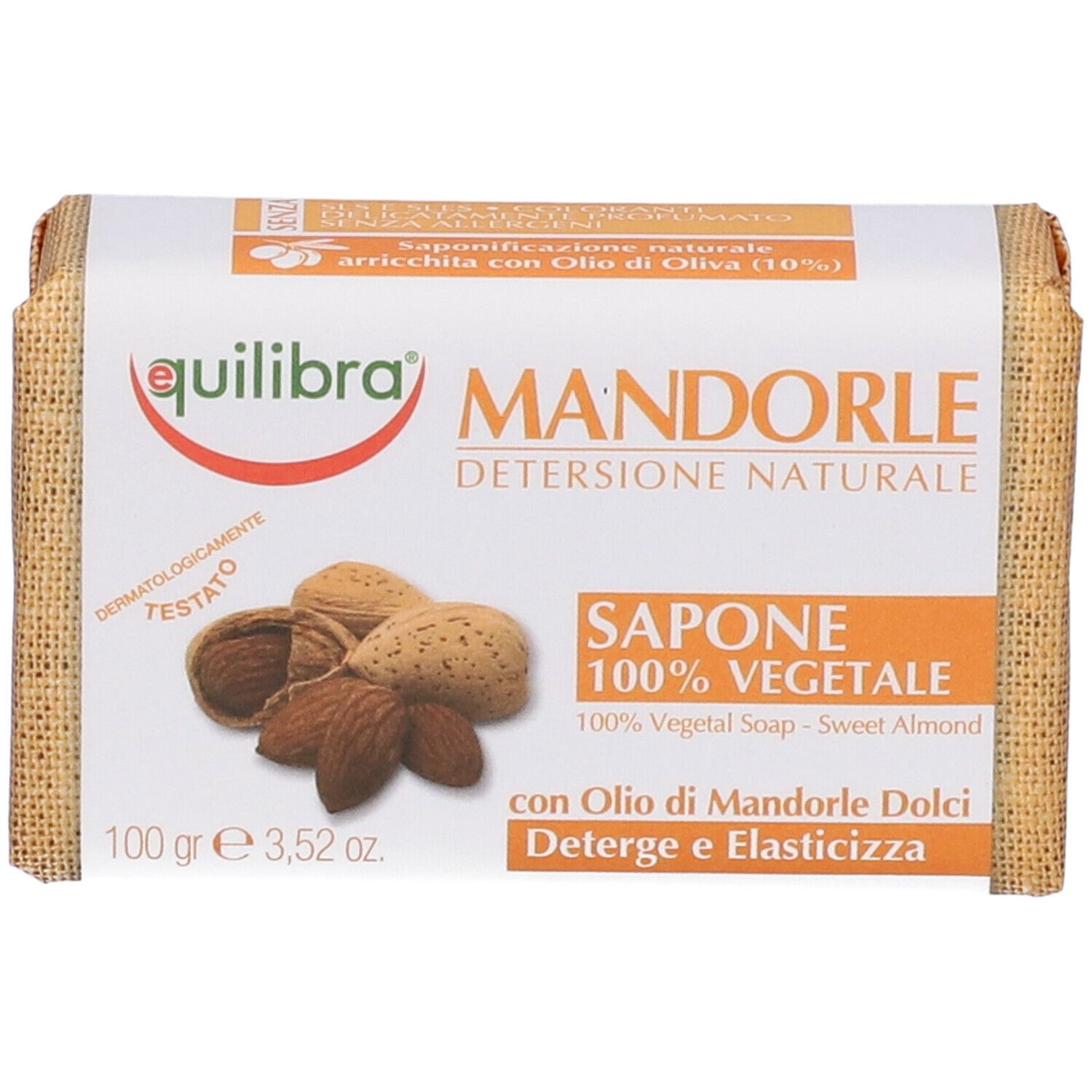 Sapone rettangolare confezionato. Scritta: Equilibra Mandorle, 100% Vegetale Sapone. Immagine di mandorle. Confezione in tessuto di lino.