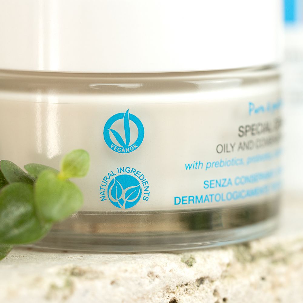 Vaso di crema con scritta: Vegan, ingredienti naturali. Per pelli miste, grasse e impure.