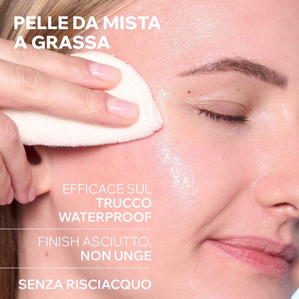 Una mano tiene un dischetto di cotone sulla pelle. Testo: Pelle da mista a grassa.