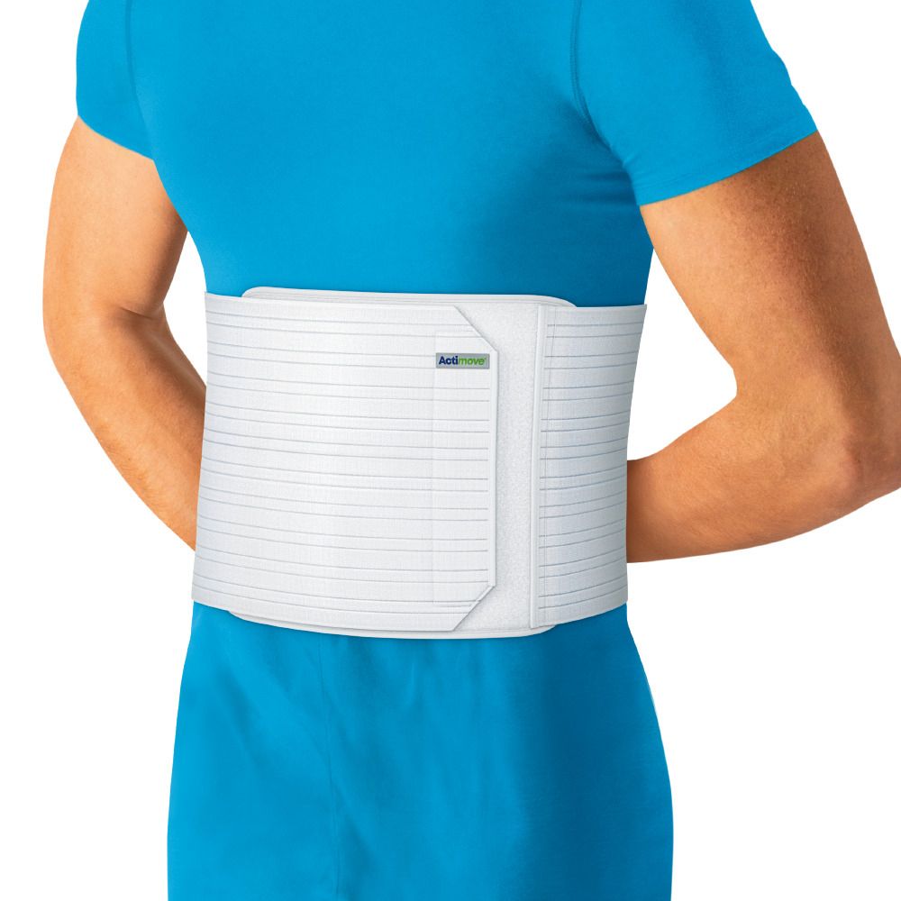 Persona che indossa una fascia addominale Actimove bianca. Strisce orizzontali. Forma rettangolare. Marchio Actimove.