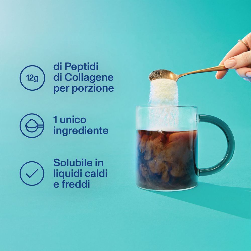 Cucchiaio di polvere sopra una tazza. Testo: 12g collagene per porzione. 1 ingrediente. Solubile in liquidi caldi e freddi.