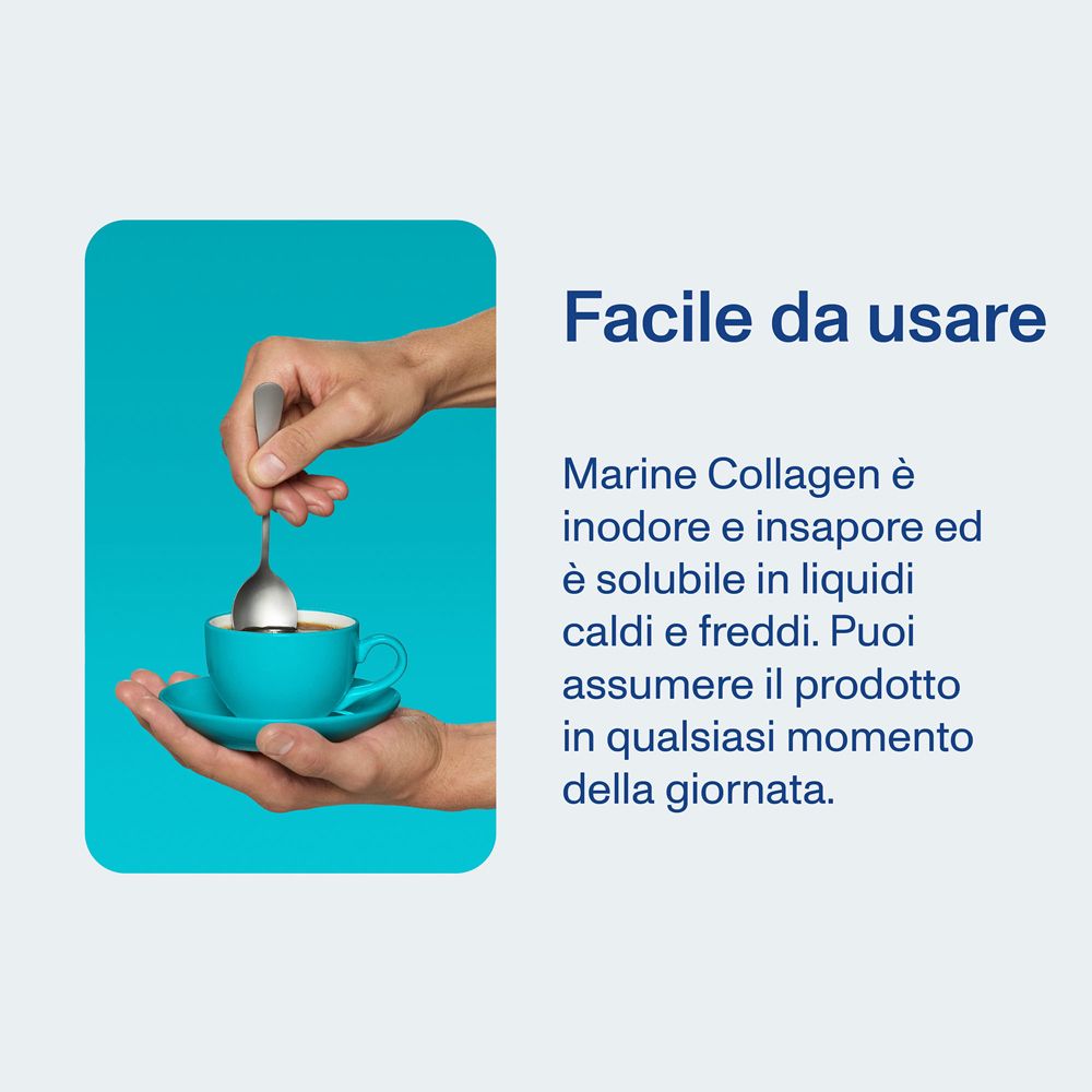 Mano con cucchiaio sopra una tazza. Testo: Marine Collagen è inodore e insapore, solubile in liquidi caldi e freddi.