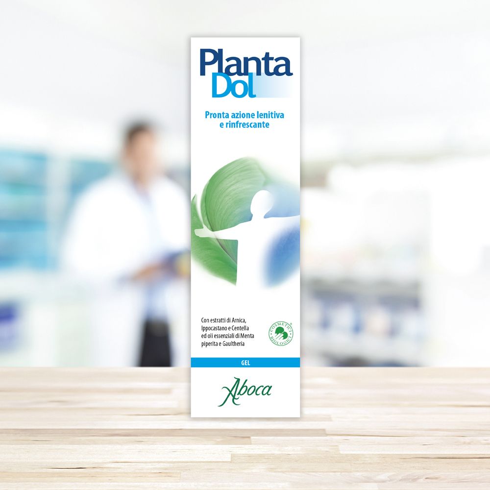 Confezione del prodotto con logo "PlantaDol". Sfondo: persona sfocata in camice bianco.