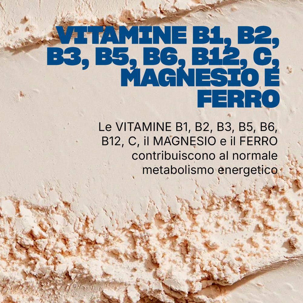 Primo piano di polvere con testo su Vitamine B1, B2, B3, B5, B6, B12, C, Magnesio e Ferro.