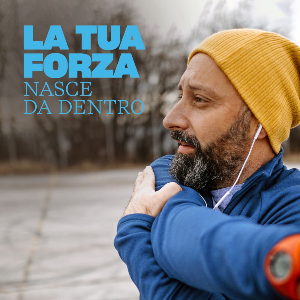 Uomo con berretto giallo e cuffie, che si allunga, con testo sulla forza interiore.