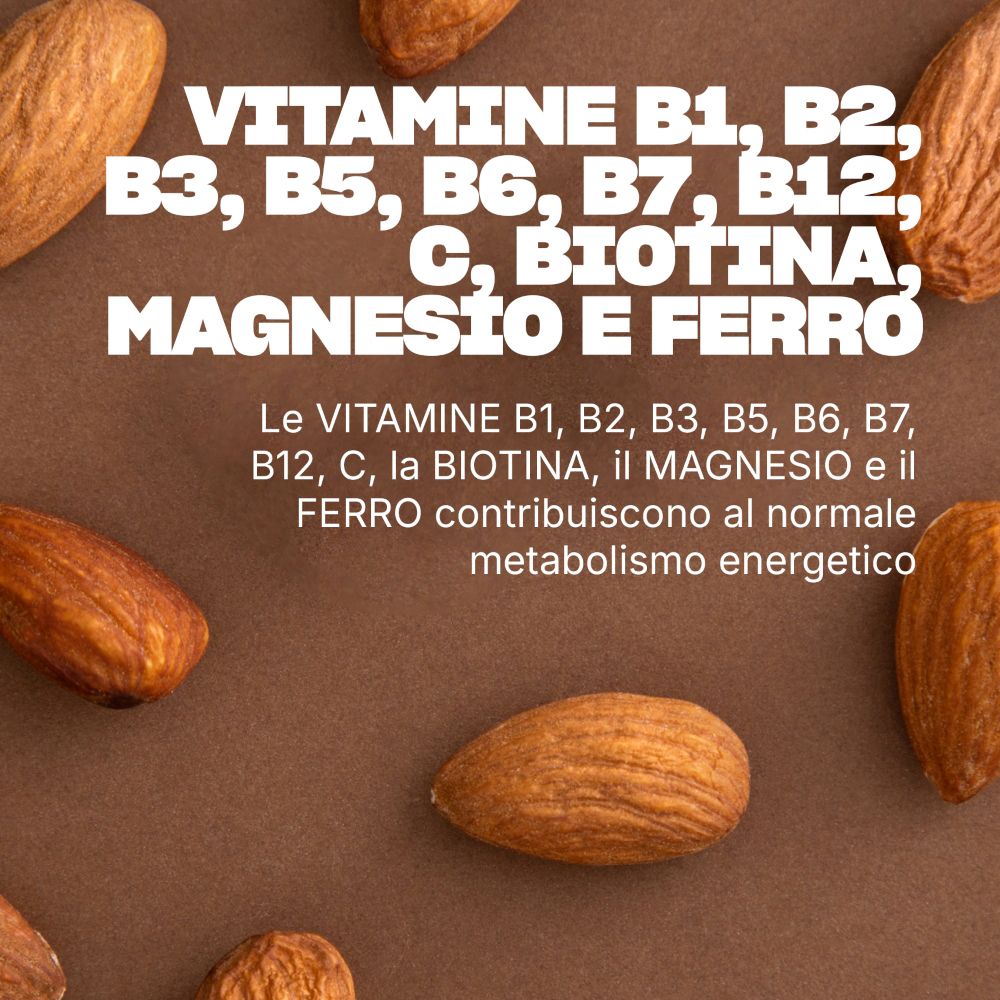 Primo piano di mandorle. Testo: Vitamine B1, B2, B3, B5, B6, B7, B12, C, biotina, magnesio e ferro.