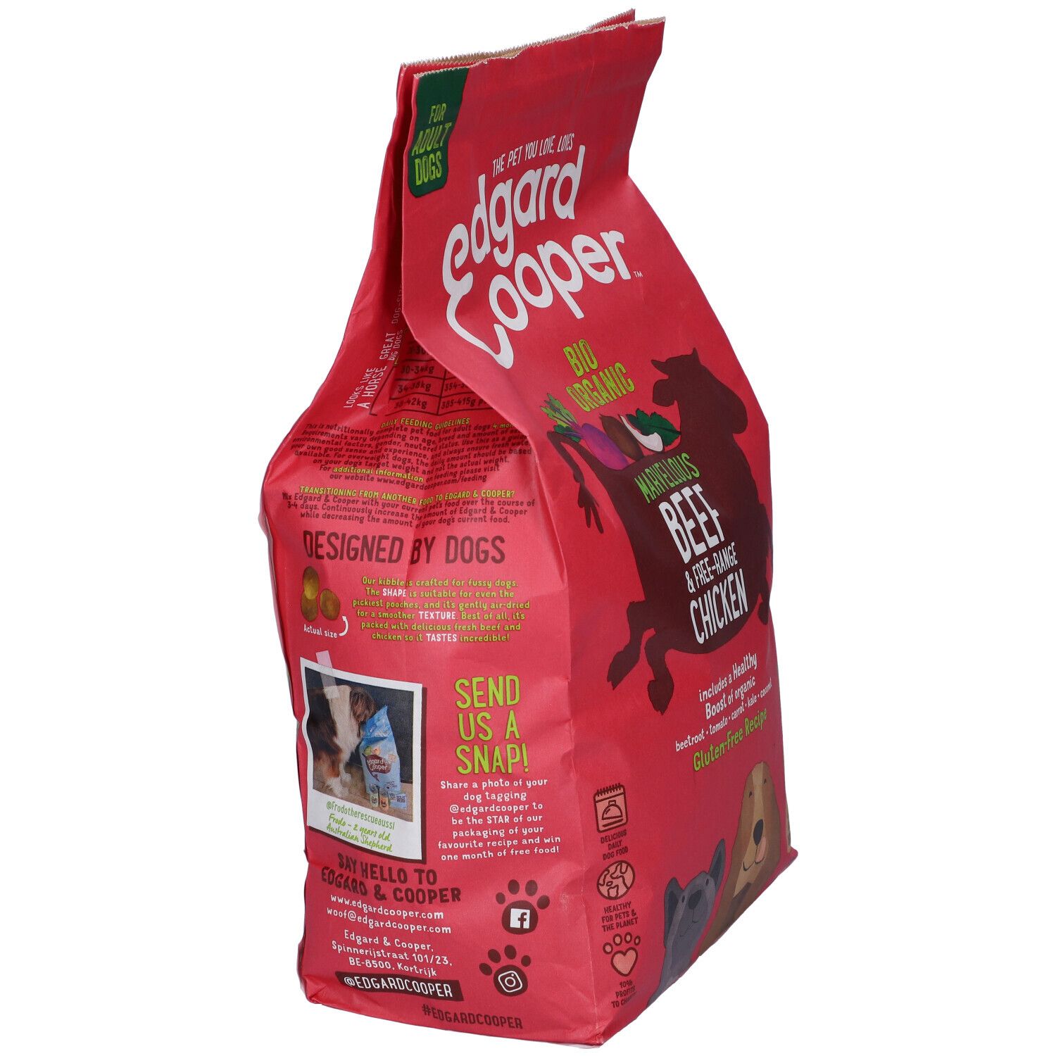 Confezione di cibo per cani, vista laterale. Scritta: Edgard & Cooper. Cibo biologico per adulti. Illustrazioni.