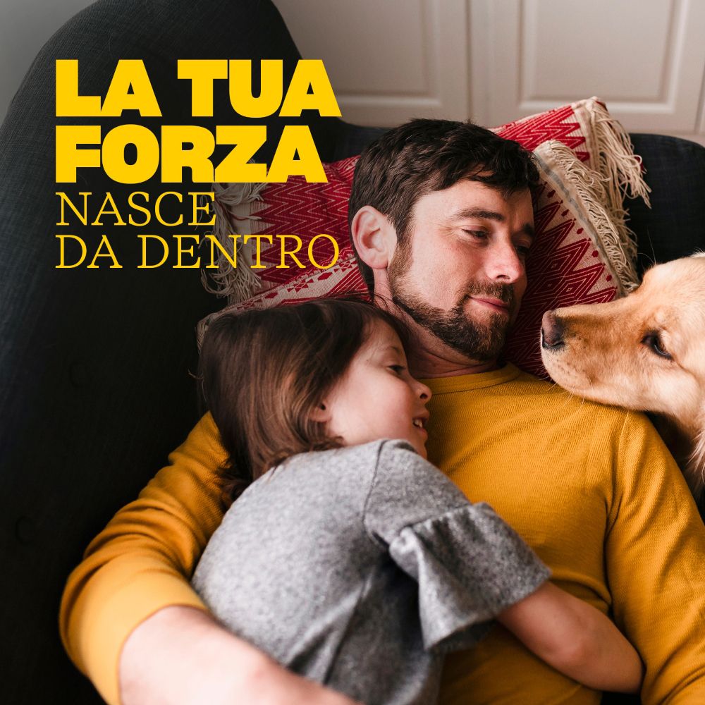 Un uomo, una bambina e un cane si stringono su un divano. "La tua forza nasce da dentro".