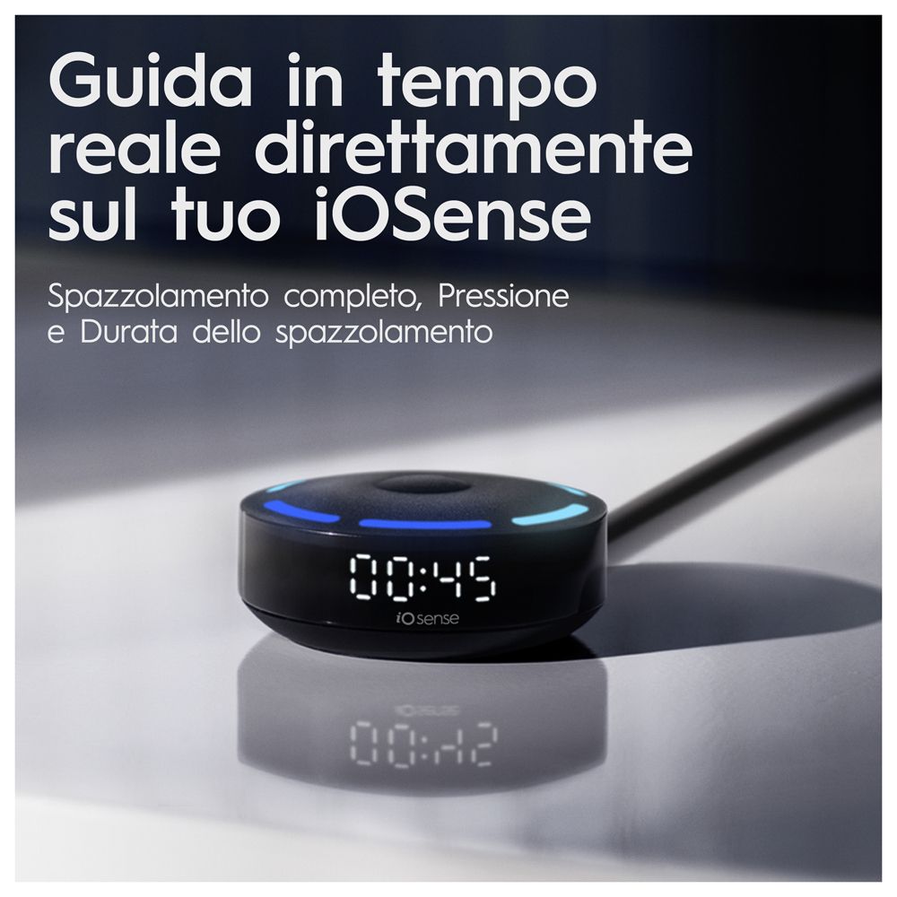 Base di ricarica con display. Visualizza l'ora. Testo: Guida in tempo reale. Oral-B iO sense.