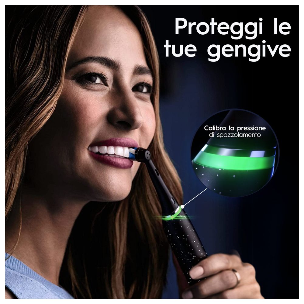 Donna che si lava i denti con spazzolino nero. Luce verde sulla testina. Oral-B iO.