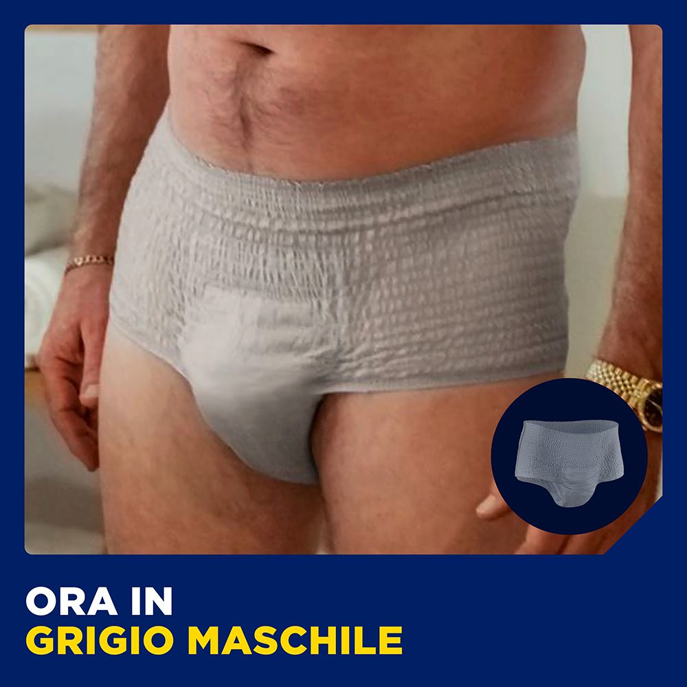 Pantaloni TENA MEN grigi. Sfondo blu. Testo: ORA IN GRIGIO MASCHILE.