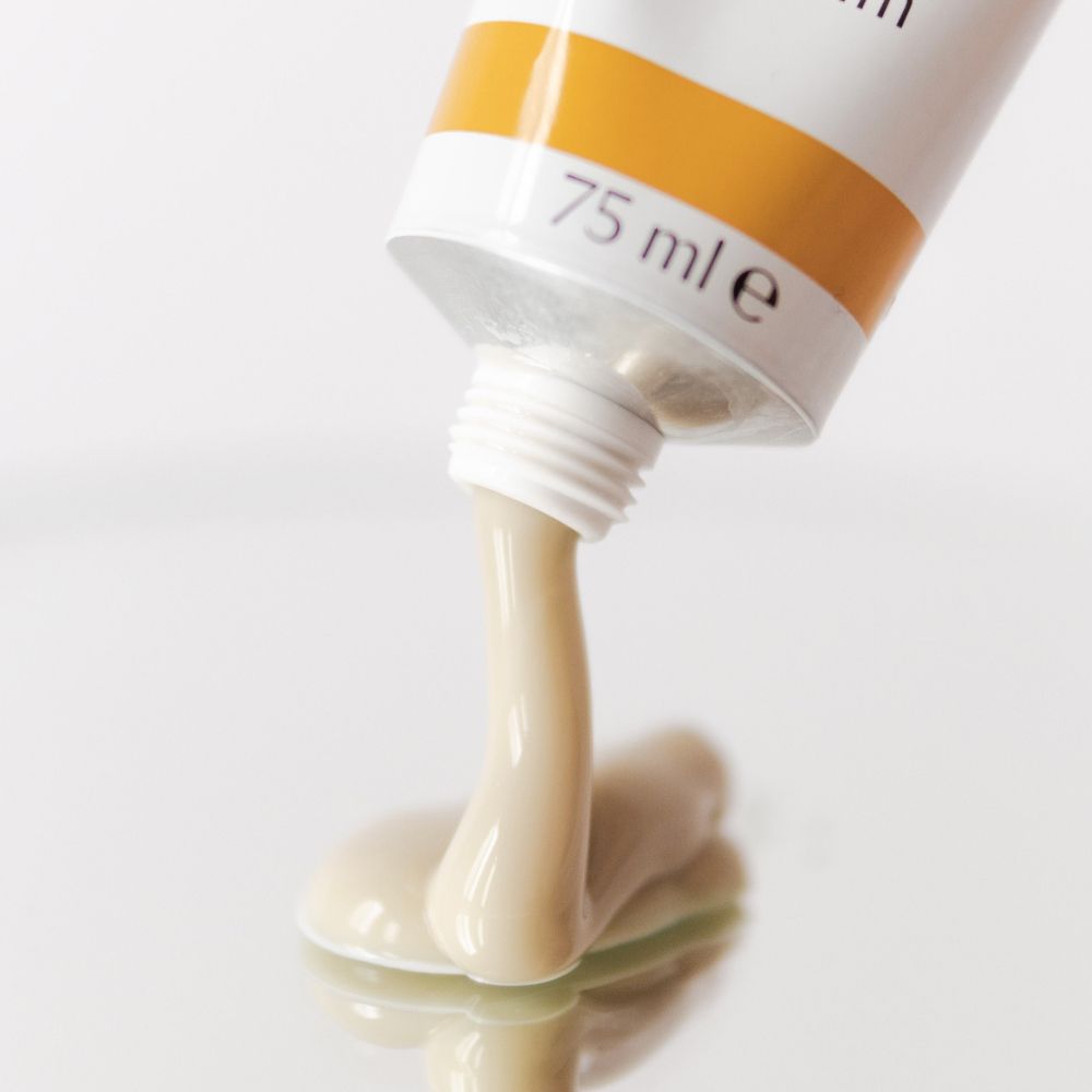 Tubo da cui fuoriesce una sostanza cremosa. Scritta: 75 ml.