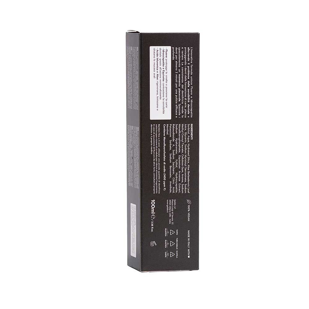 Scatola con testo e ingredienti. Sfondo nero, testo bianco. 100ml. Logo vegano.