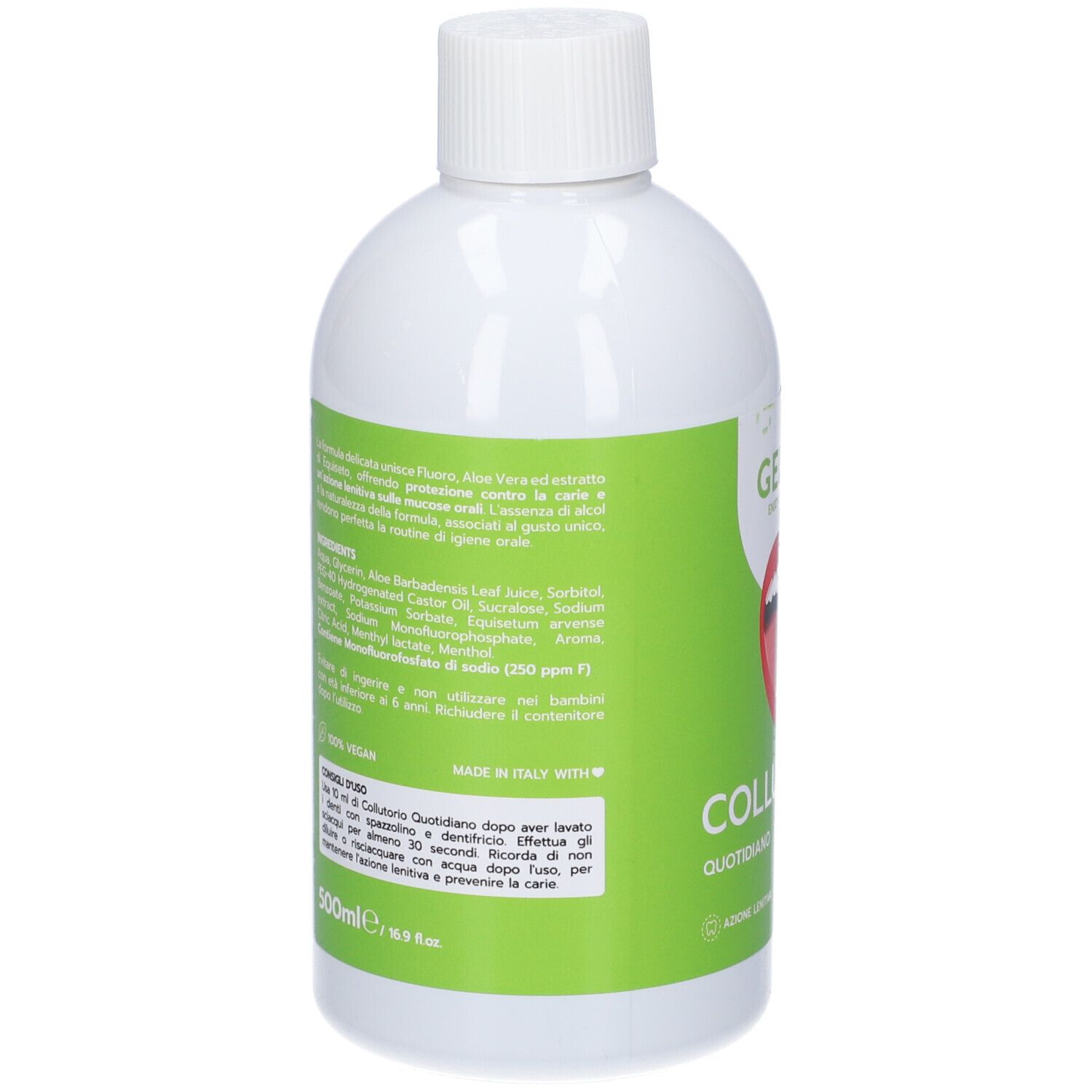 Retro di una bottiglia bianca con etichetta verde. Testo e loghi. Confezionata in pellicola trasparente.