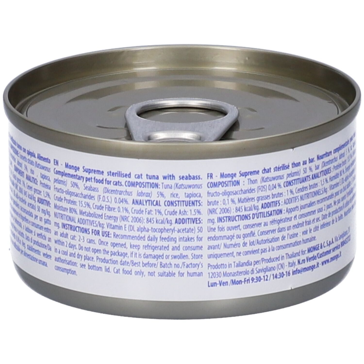 Lattina di cibo per gatti con testo. Contiene informazioni sugli ingredienti e raccomandazioni per l'alimentazione.