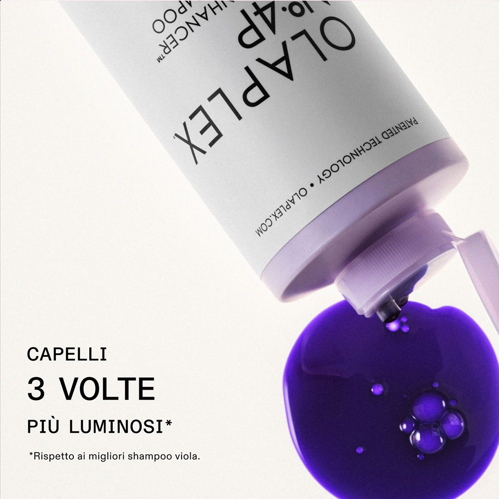 Olaplex Nº4P Blonde Enhancer Toning Shampoo. Liquido viola che esce dalla bottiglia. Testo: Capelli 3 volte più luminosi.