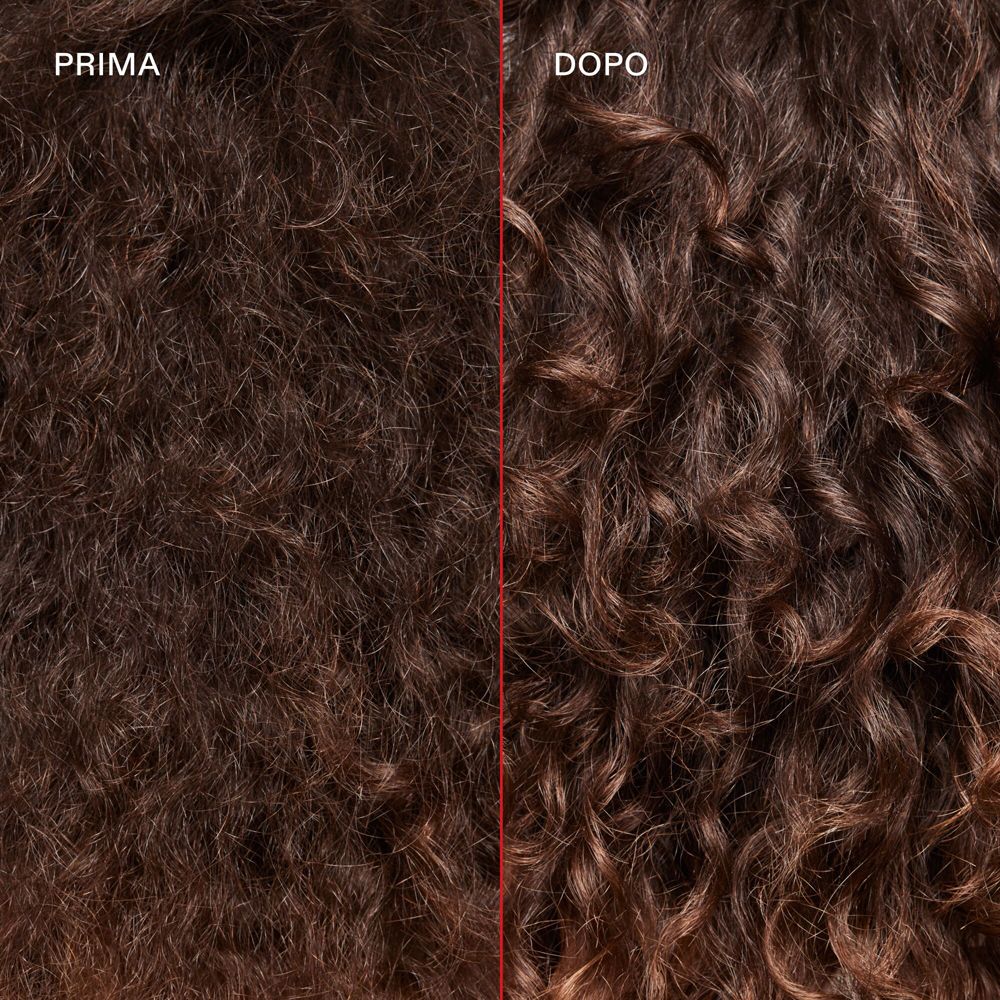 Confronto prima-dopo di capelli ricci. Sinistra: capelli scuri, crespi. Destra: ricci più definiti. Tratto rosso.