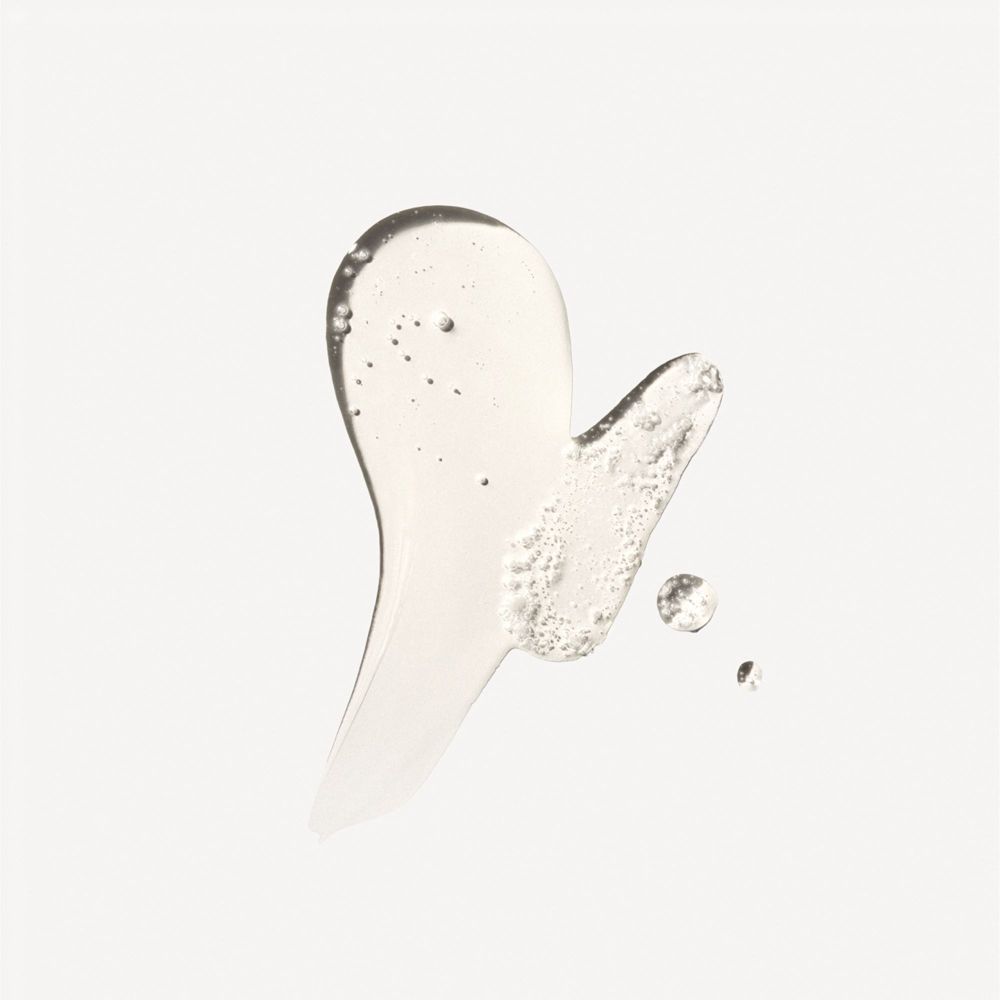 Sostanza trasparente e gelatinosa. Alcune bolle visibili. Su sfondo bianco.