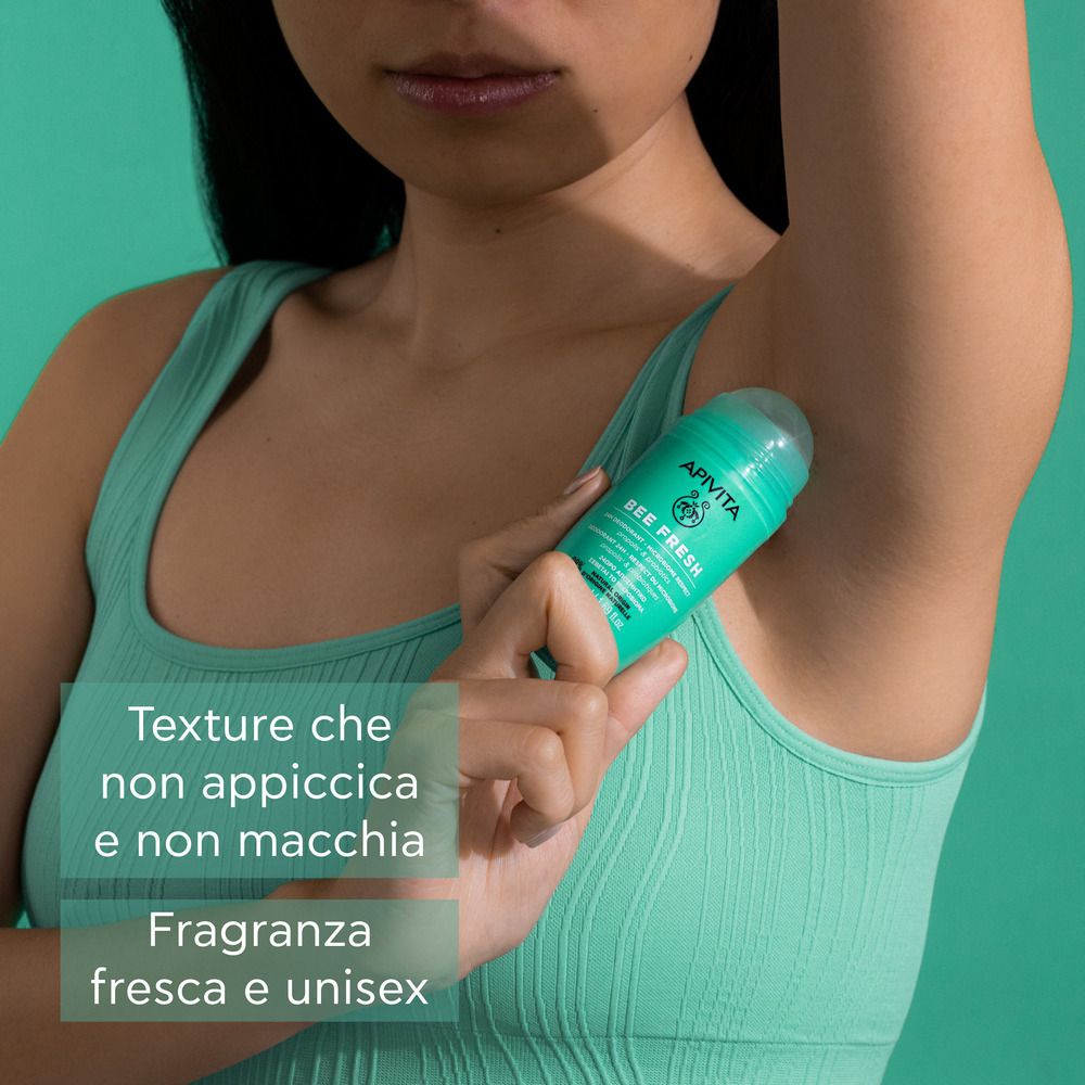 Roll-on deodorante nell'incavo del braccio. Scritta: APIVITA, BEE FRESH. Texture non appiccicosa e senza macchie.