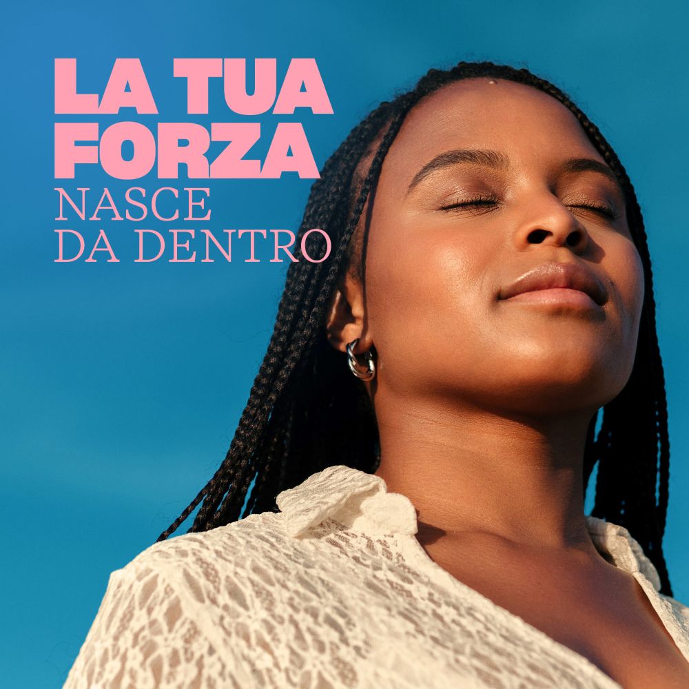 Donna con occhi chiusi sotto cielo blu, testo: La tua forza nasce da dentro.