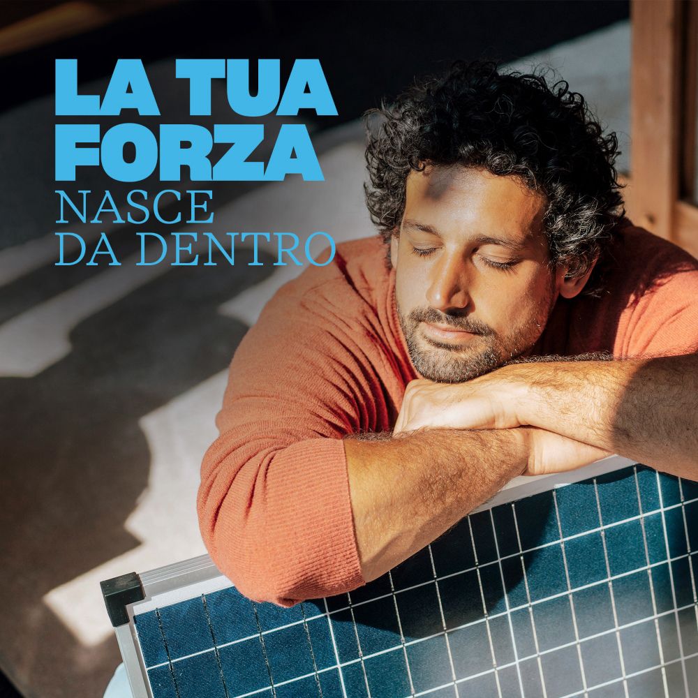 Uomo dorme a occhi chiusi, testo: La tua forza nasce da dentro.
