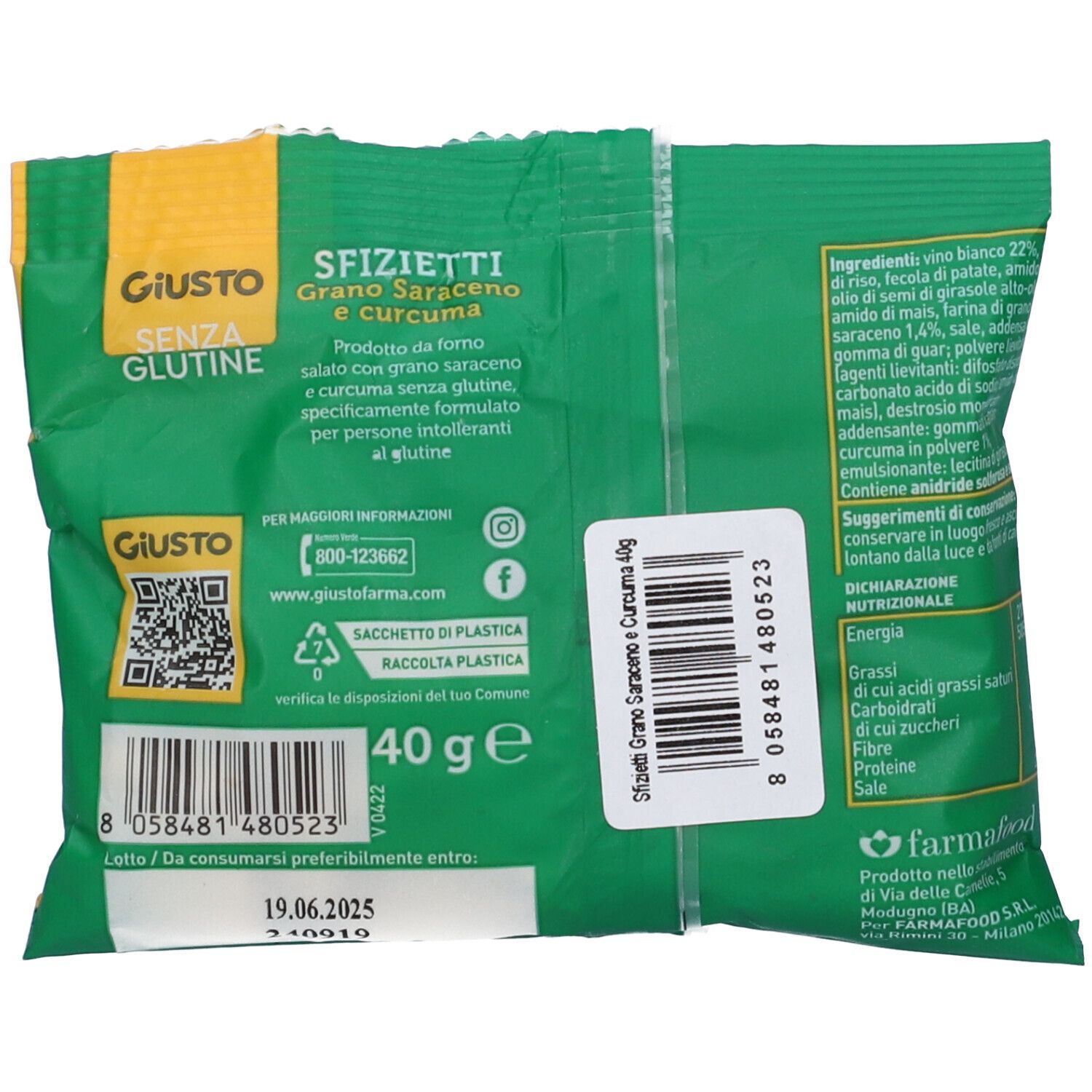 Retro della confezione verde. Contiene testo, informazioni nutrizionali, codice a barre e logo. Nome prodotto: "Sfizietti Grano saraceno e curcuma 40g".