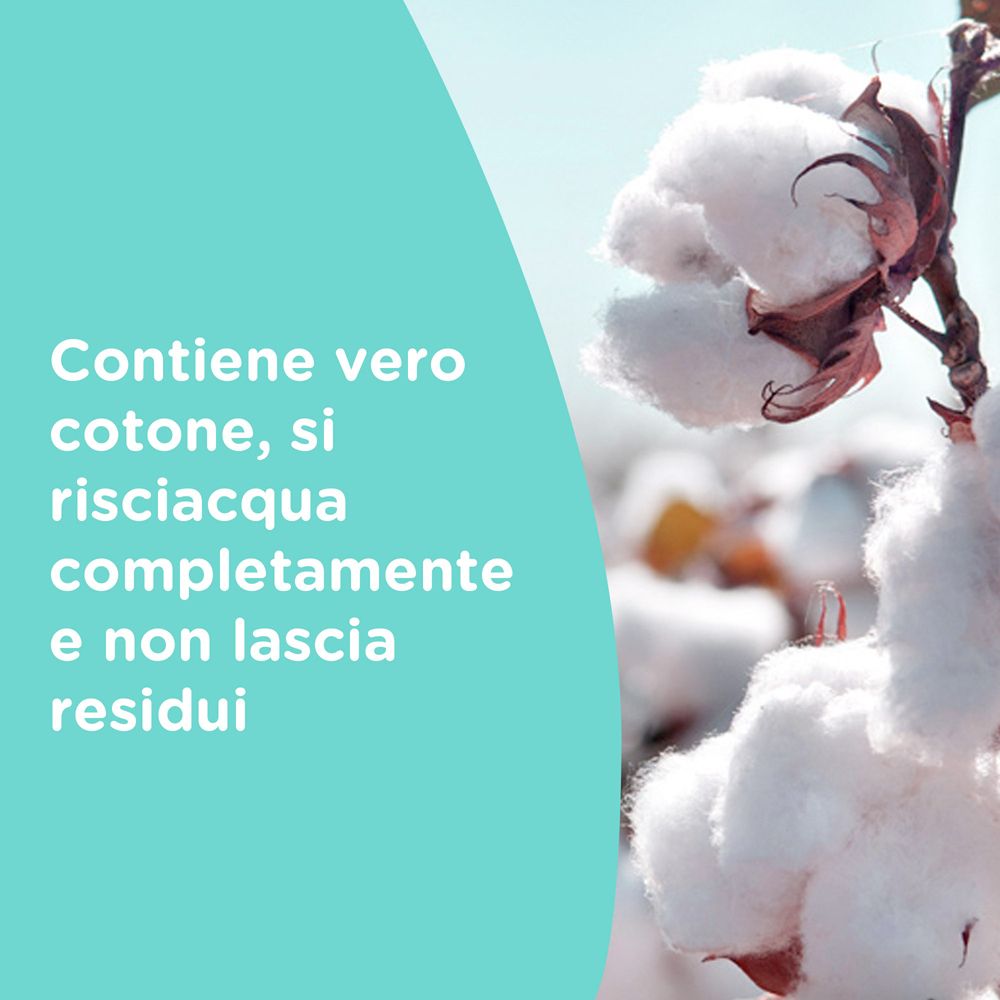 Primo piano di fiori di cotone. Testo: Contiene vero cotone, si risciacqua completamente e non lascia residui.