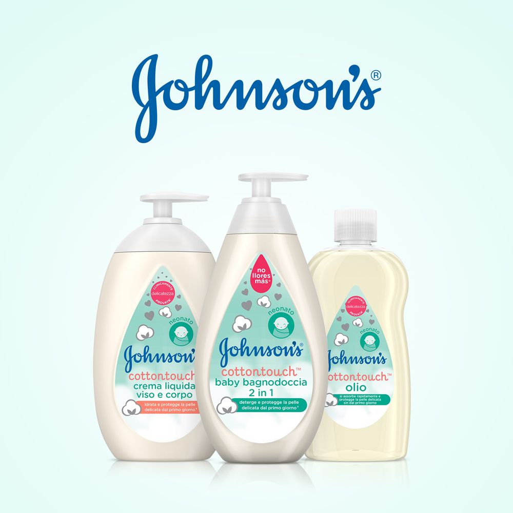 Tre flaconi di prodotti Johnson's Cottontouch. Sinistra: Crema, Centro: Bagnodoccia 2 in 1, Destra: Olio.