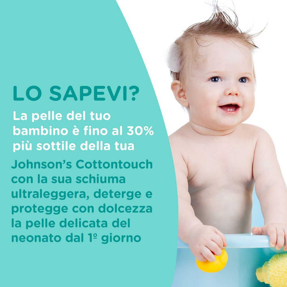 Bambino nella vasca da bagno. Testo: Lo sapevi? Johnson's Cottontouch deterge e protegge delicatamente la pelle del neonato.