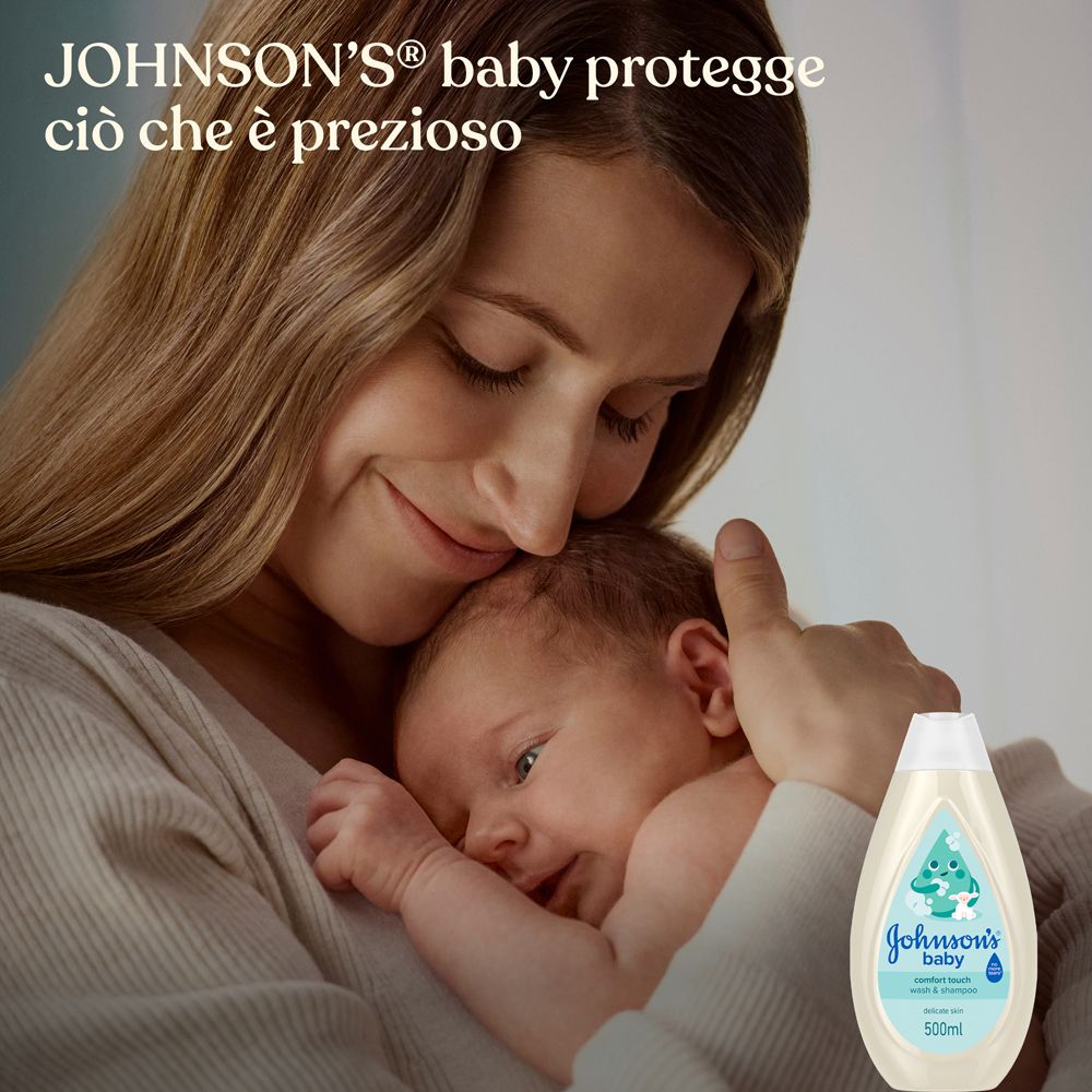 Madre che tiene un bambino, flacone Johnson's Baby Cottontouch.