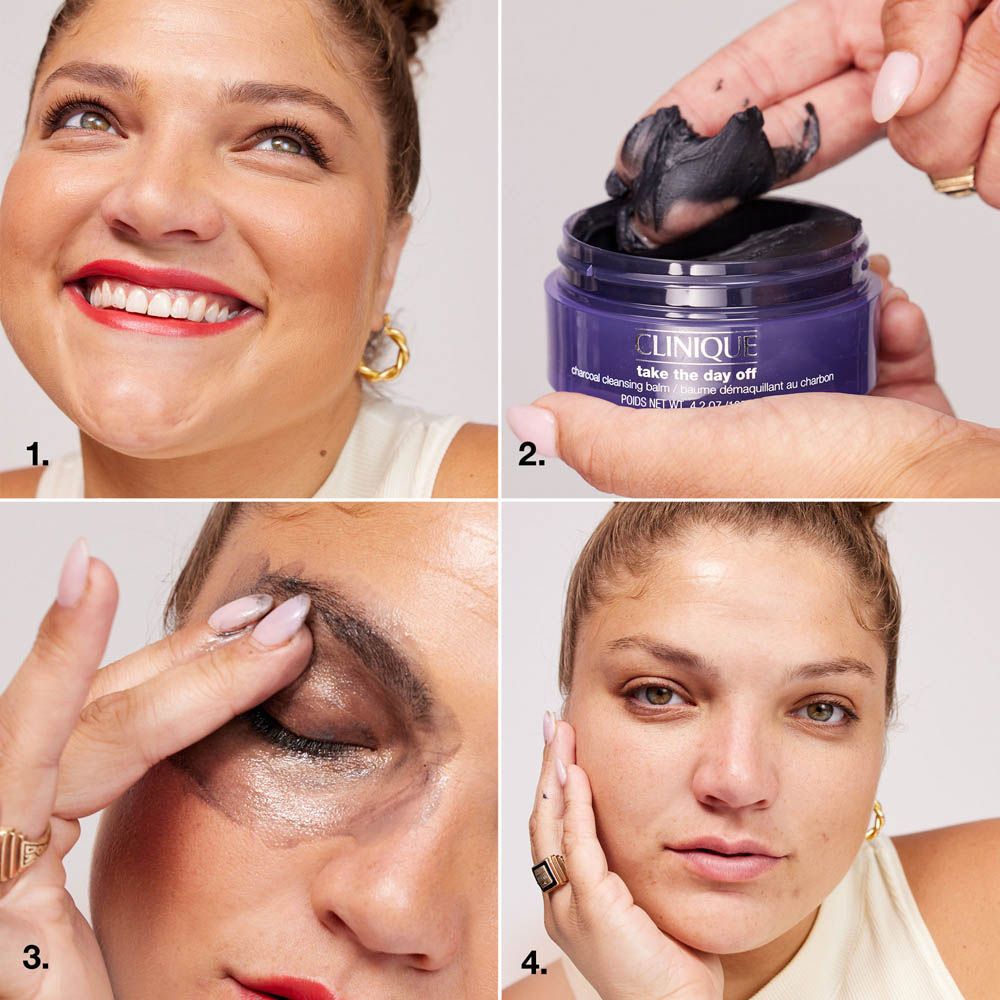 Balsamo struccante Clinique Take The Day Off in un barattolo viola. Balsamo nero applicato con le dita.