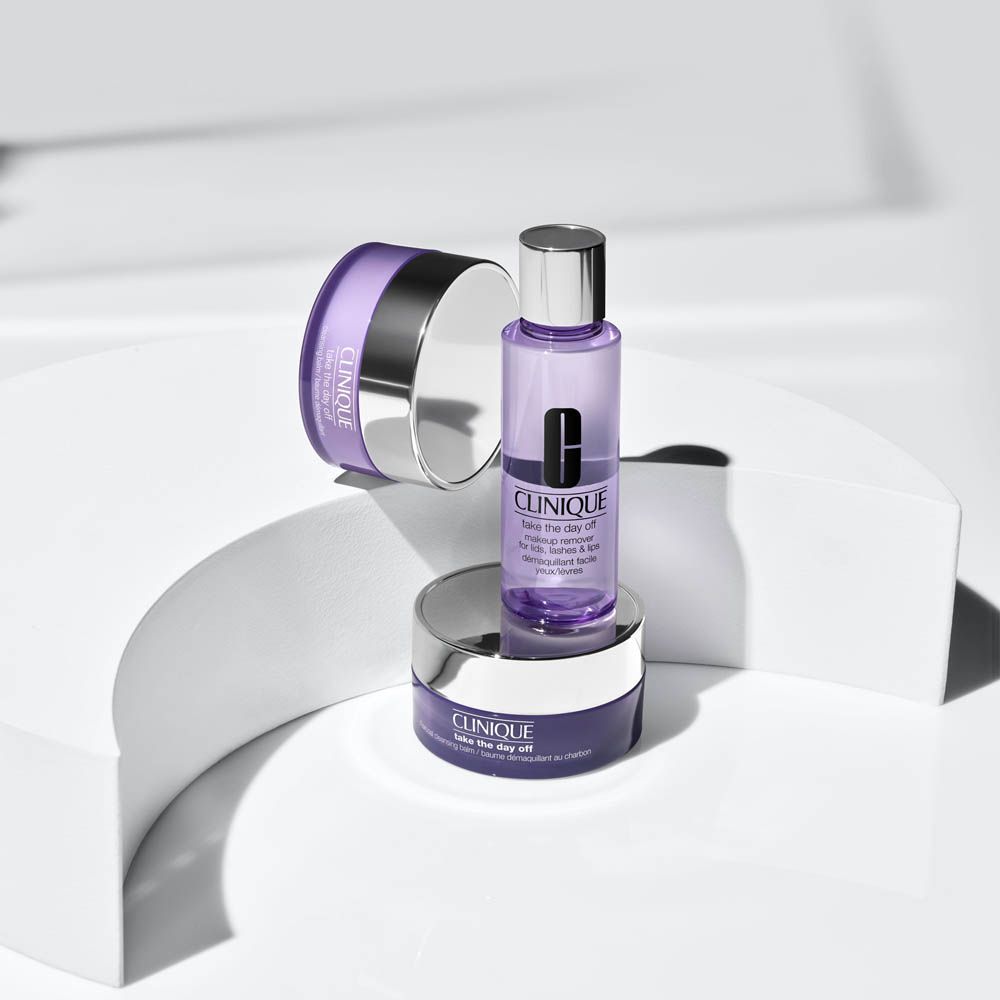 Crema contorno occhi Clinique Smart Clinical Repair in un barattolo viola con coperchio argentato.