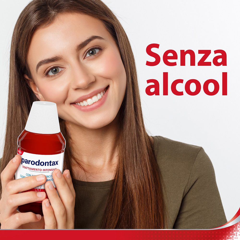 Donna che tiene in mano un flacone. Scritta: Parodontax. Testo: Senza alcool.