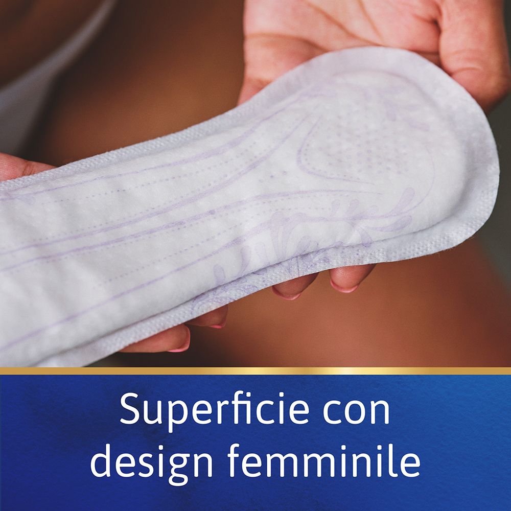 Primo piano di un Tena Discreet Ultra Normal. Superficie bianca con dettagli viola. Tenuto in mano.