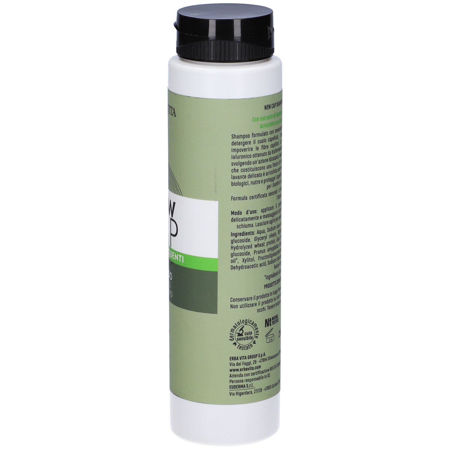 Retro del flacone di shampoo verde. Testo: ingredienti, istruzioni per l'uso. Marchio: Erba Vita. Con certificazione.