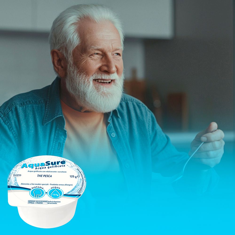 Uomo anziano mangia AquaSure Acqua gelificata. Confezione gusto pesca.