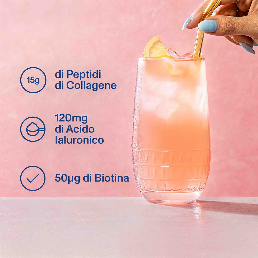 Bicchiere con bevanda rosa, cannuccia e limone. Contiene 15g peptidi di collagene, acido ialuronico e biotina.