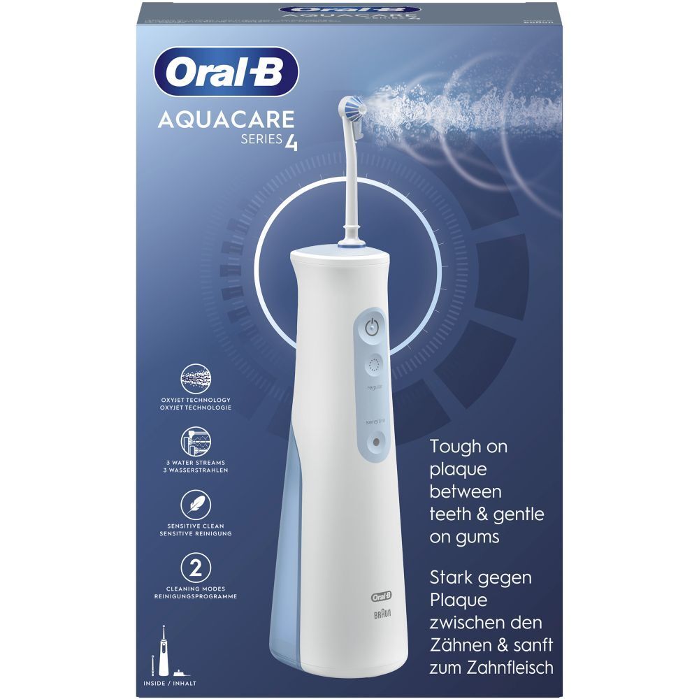 Oral-B Aquacare 4. Idropulsore bianco in confezione. Dettagli blu. Testo: Tough on plaque, gentle on gums.