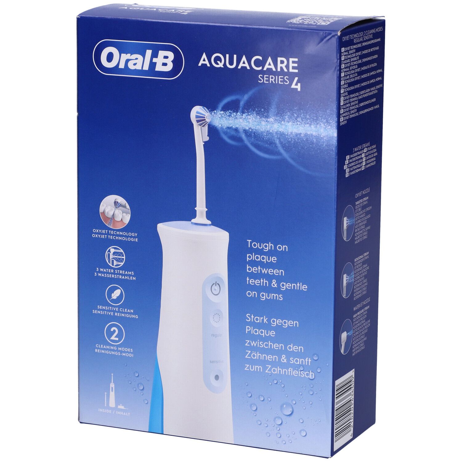 Oral-B Aquacare 4. Idropulsore in confezione. Apparecchio bianco con dettagli blu. Testo: Tough on plaque, gentle on gums.