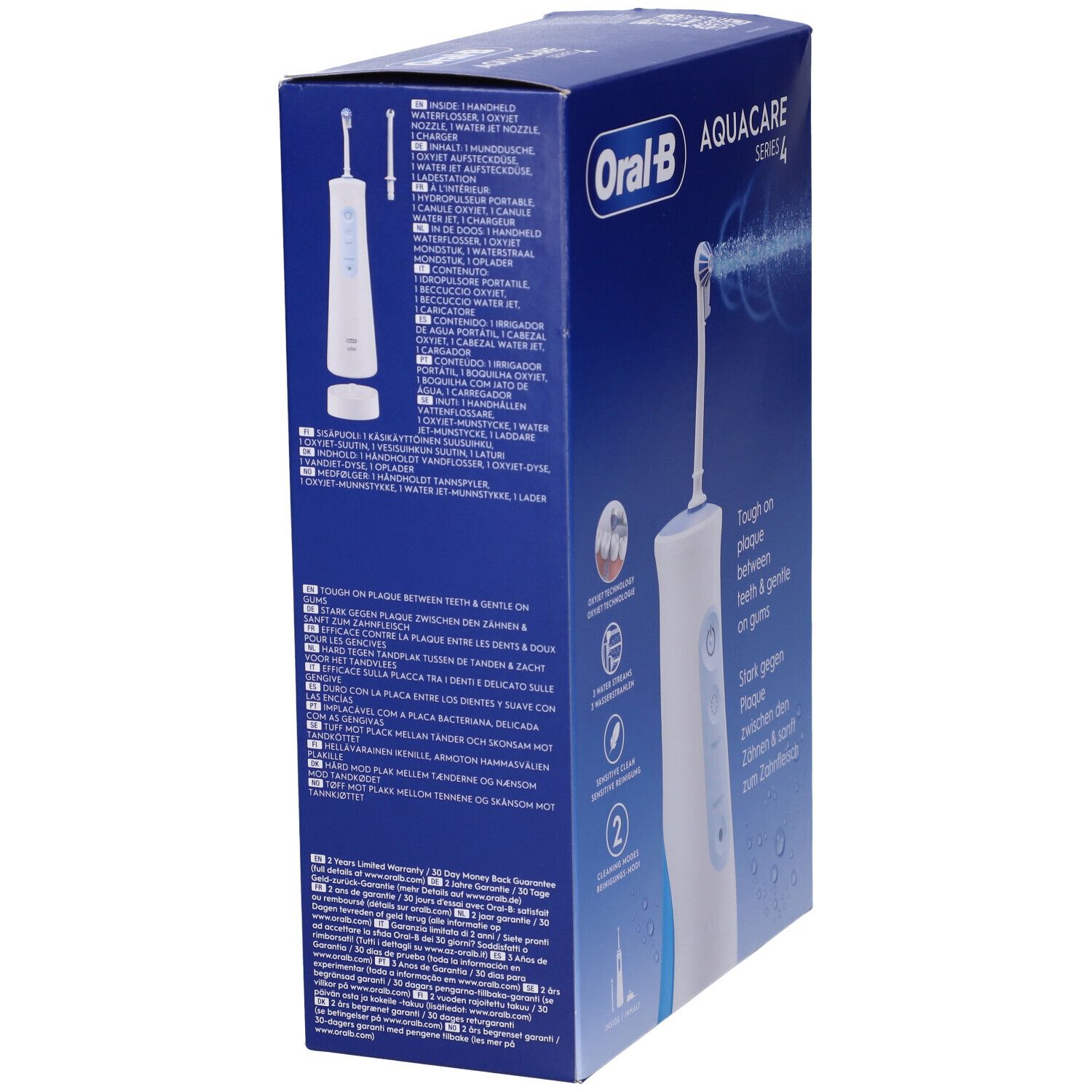 Oral-B Aquacare 4. Confezione con idropulsore. Apparecchio bianco con dettagli blu. Testo: Tough on plaque, gentle on gums.