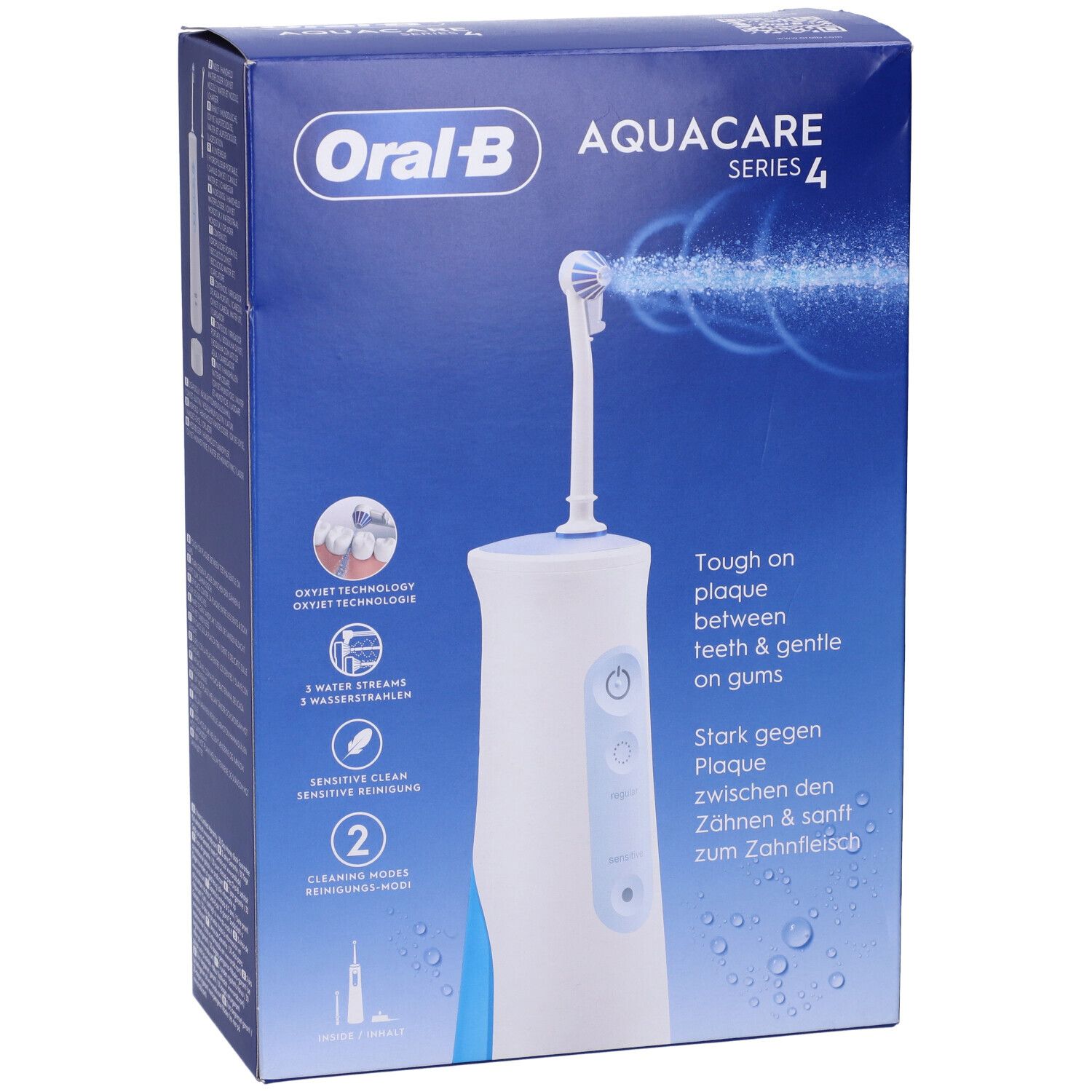 Oral-B Aquacare 4. Idropulsore bianco in confezione. Dettagli blu. Testo: Tough on plaque, gentle on gums.