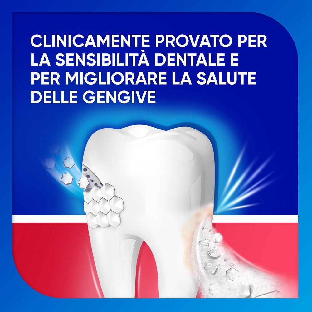 Modello di dente con testo: Clinicamente provato per la sensibilità dentale e per migliorare la salute delle gengive. Sfondo blu.