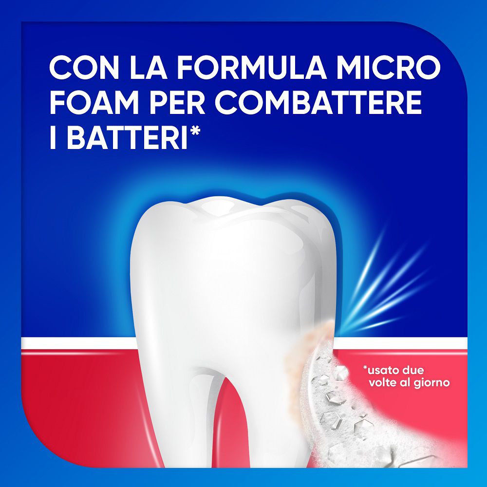 Rappresentazione stilizzata di un dente con schiuma che combatte i batteri.