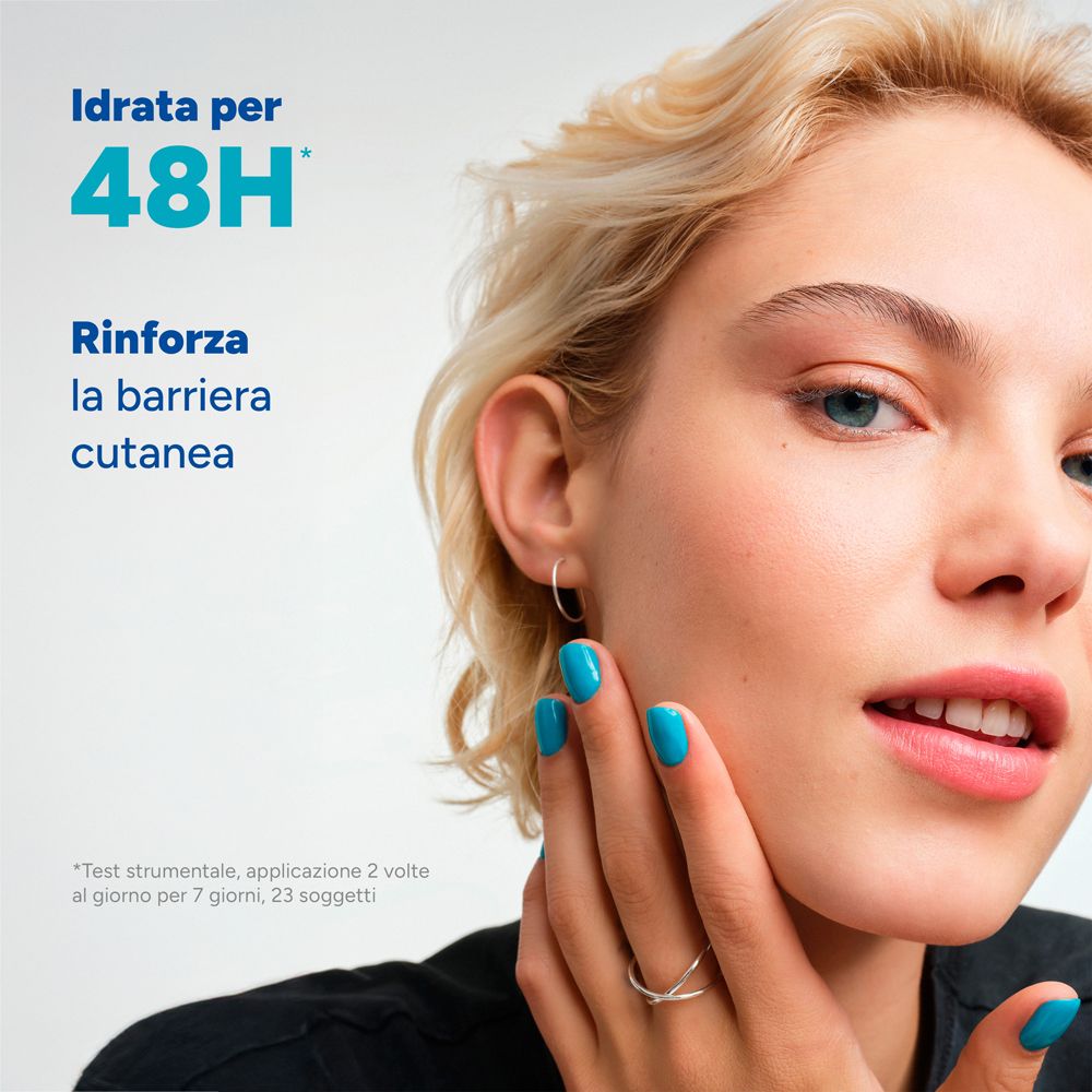 Donna con pelle liscia che si tocca la guancia. Testo su 48h di idratazione.