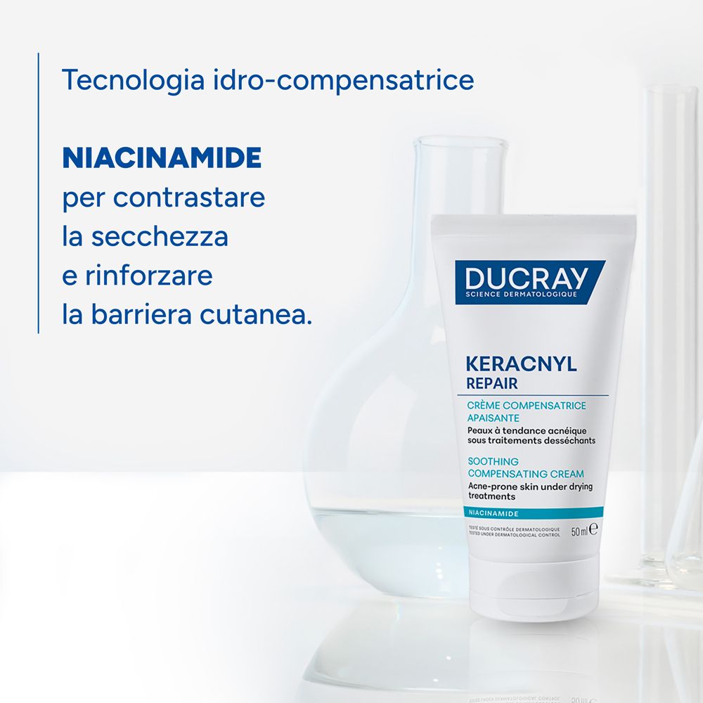 Tubo di crema Ducray Keracnyl Repair vicino ad attrezzature di laboratorio. Testo sulla niacinamide.