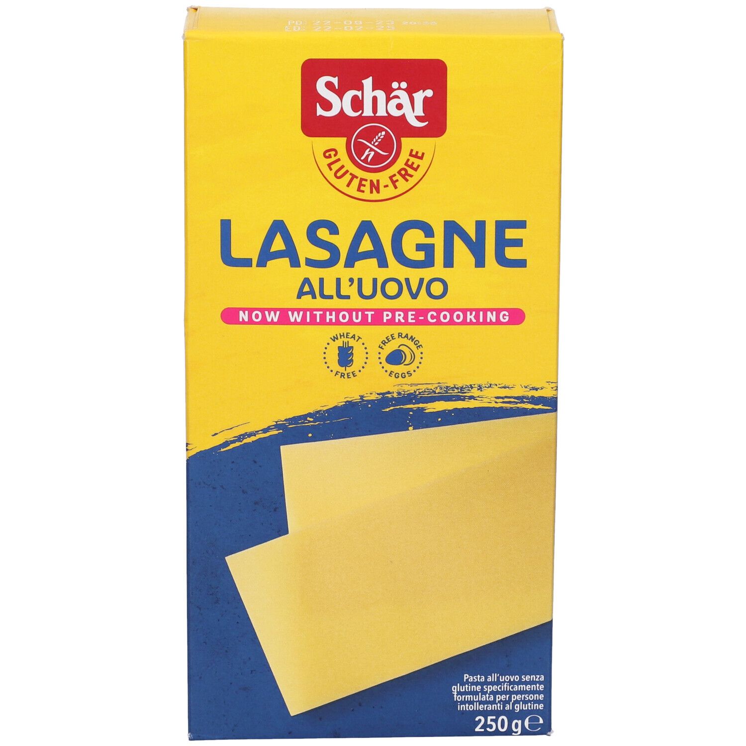 Scatola gialla di lasagne senza glutine. Scritto: Schär, Lasagne all'uovo, now without pre-cooking. Due fogli di lasagne visibili.