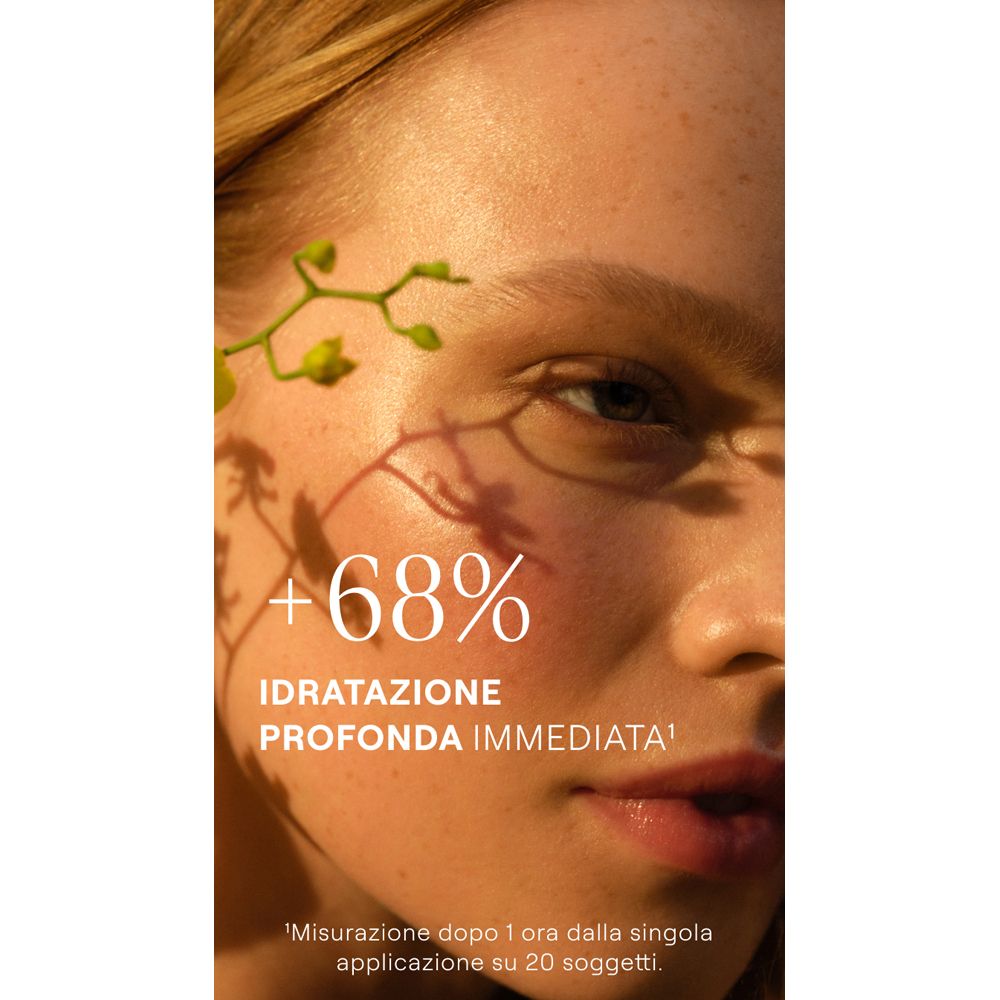 Primo piano di una donna. Testo: +68% idratazione profonda immediata.