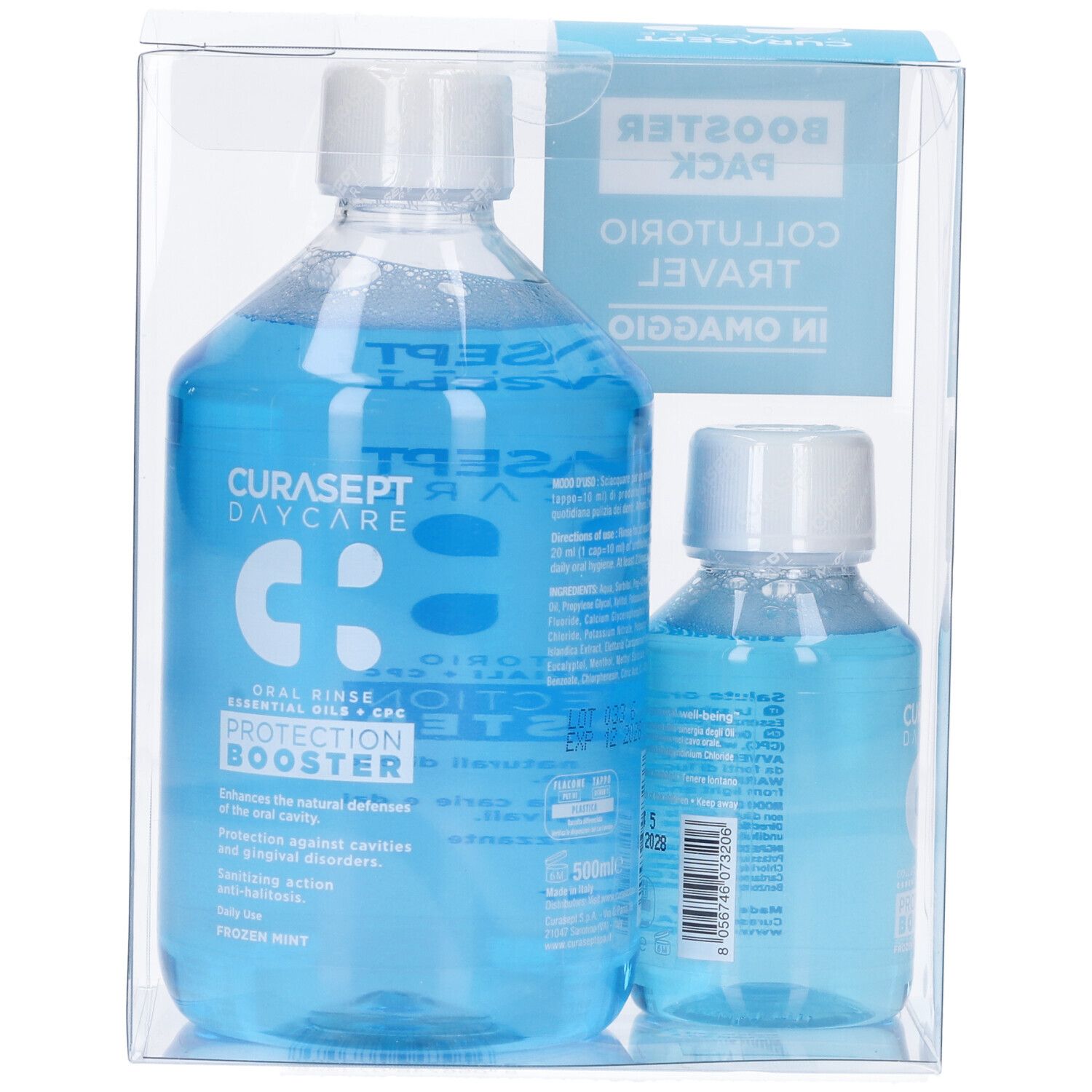 Due flaconi di collutorio in confezione trasparente. I flaconi contengono liquido blu. Scritte: Curasept Daycare, Protection Booster.